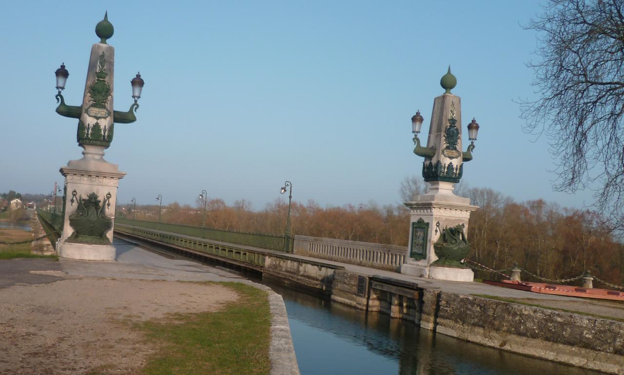 l'entrée du pont-canal